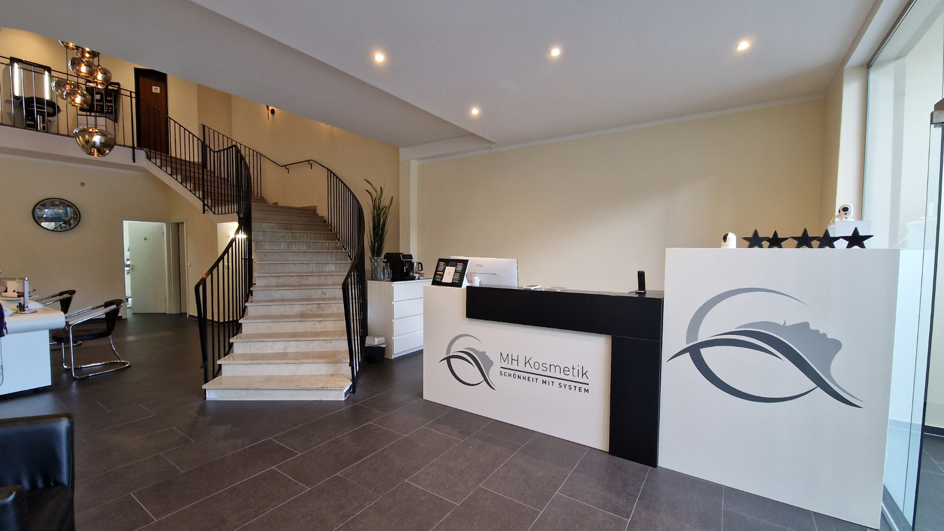 Empfangsbereich der neuen Räume von MH Kosmetik