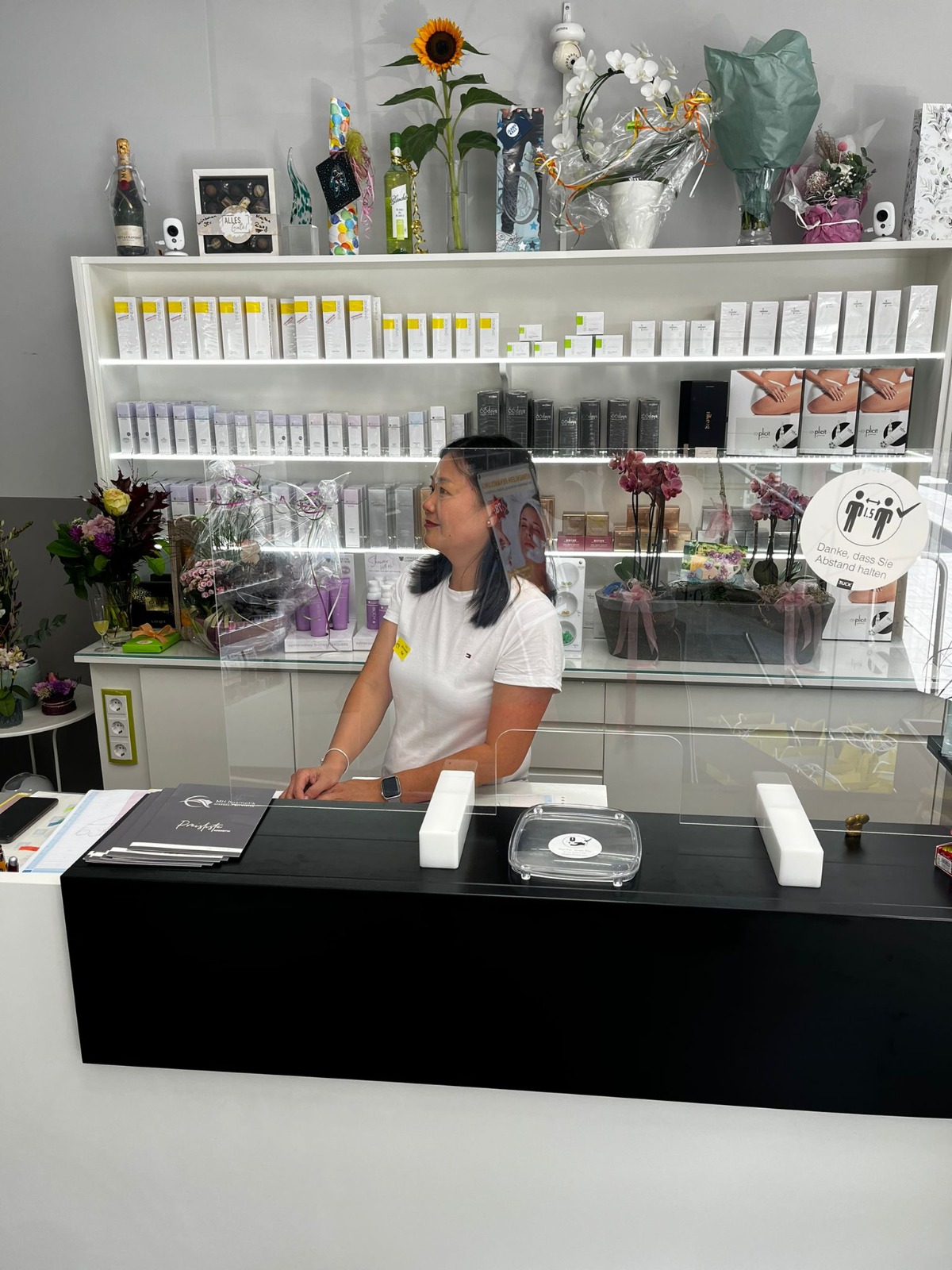 Empfangstresen von MH Kosmetik mit Produktregal