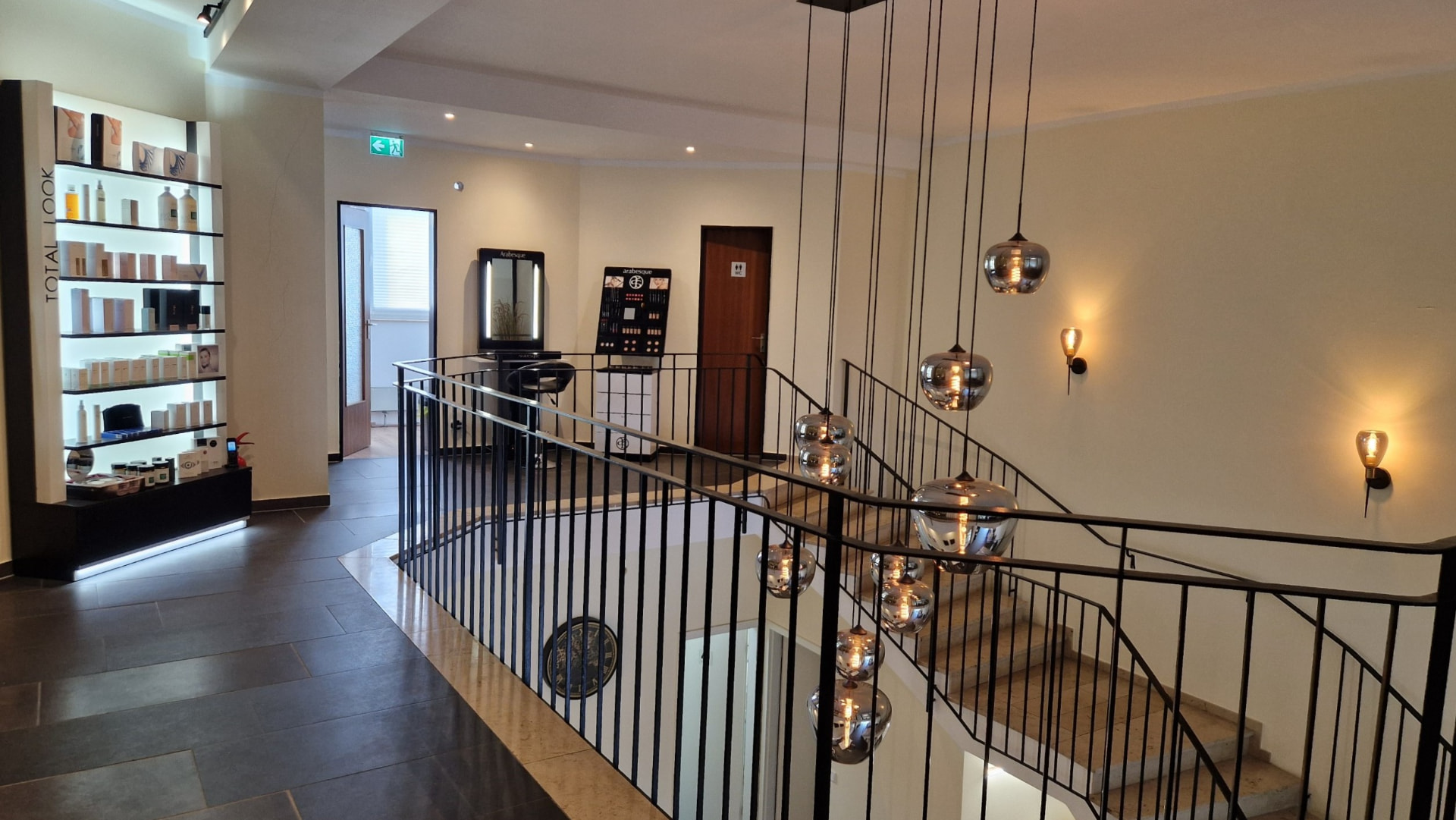 Oberes Geschoss mit Produktregal und Schminkplatz bei MH Kosmetik